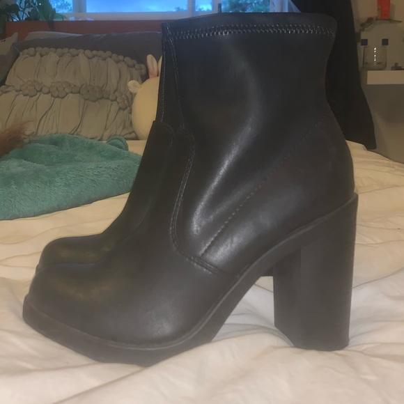 Size 6 heeled boots - Picture 1 of 4